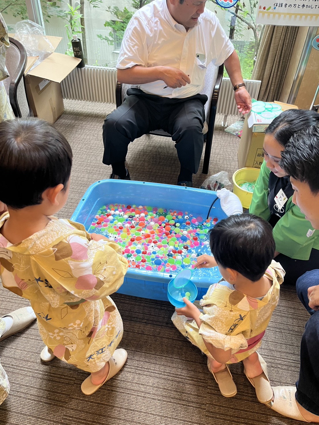 夏休み限定のお子様縁日を楽しむ様子