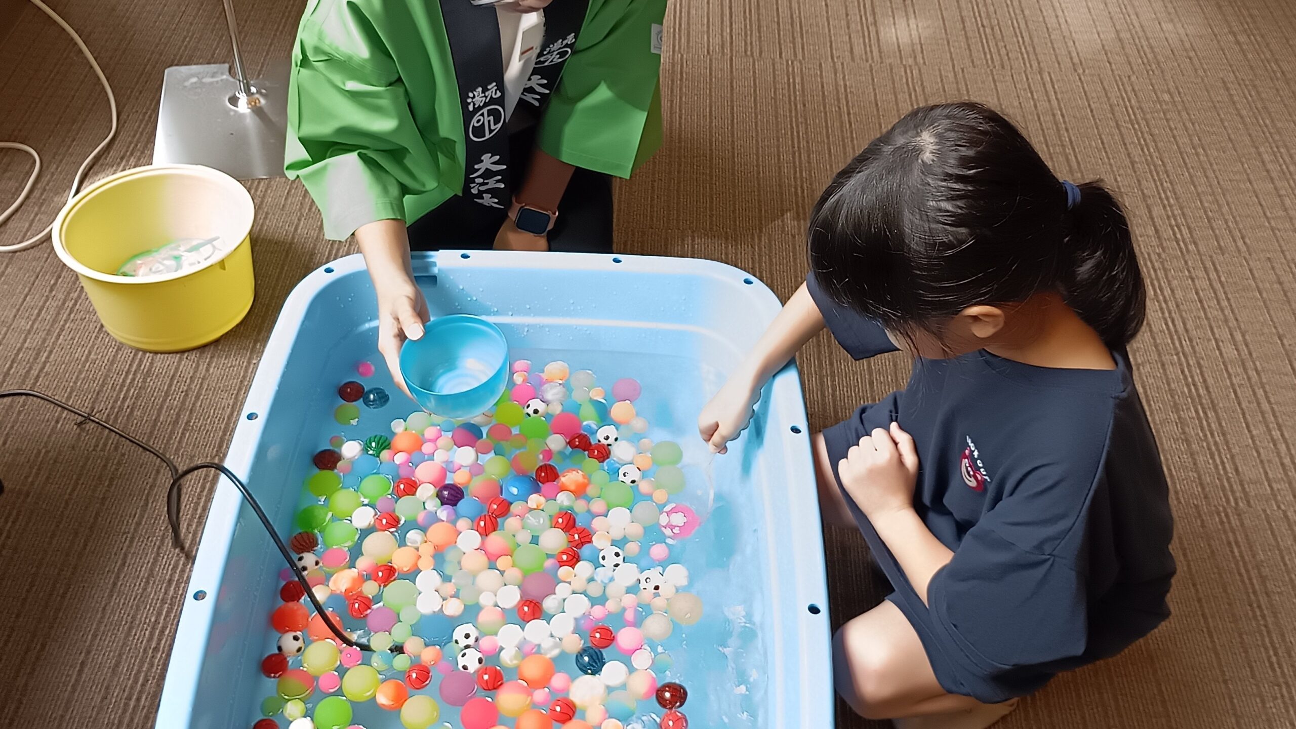 スーパーボールすくいに挑戦する子ども