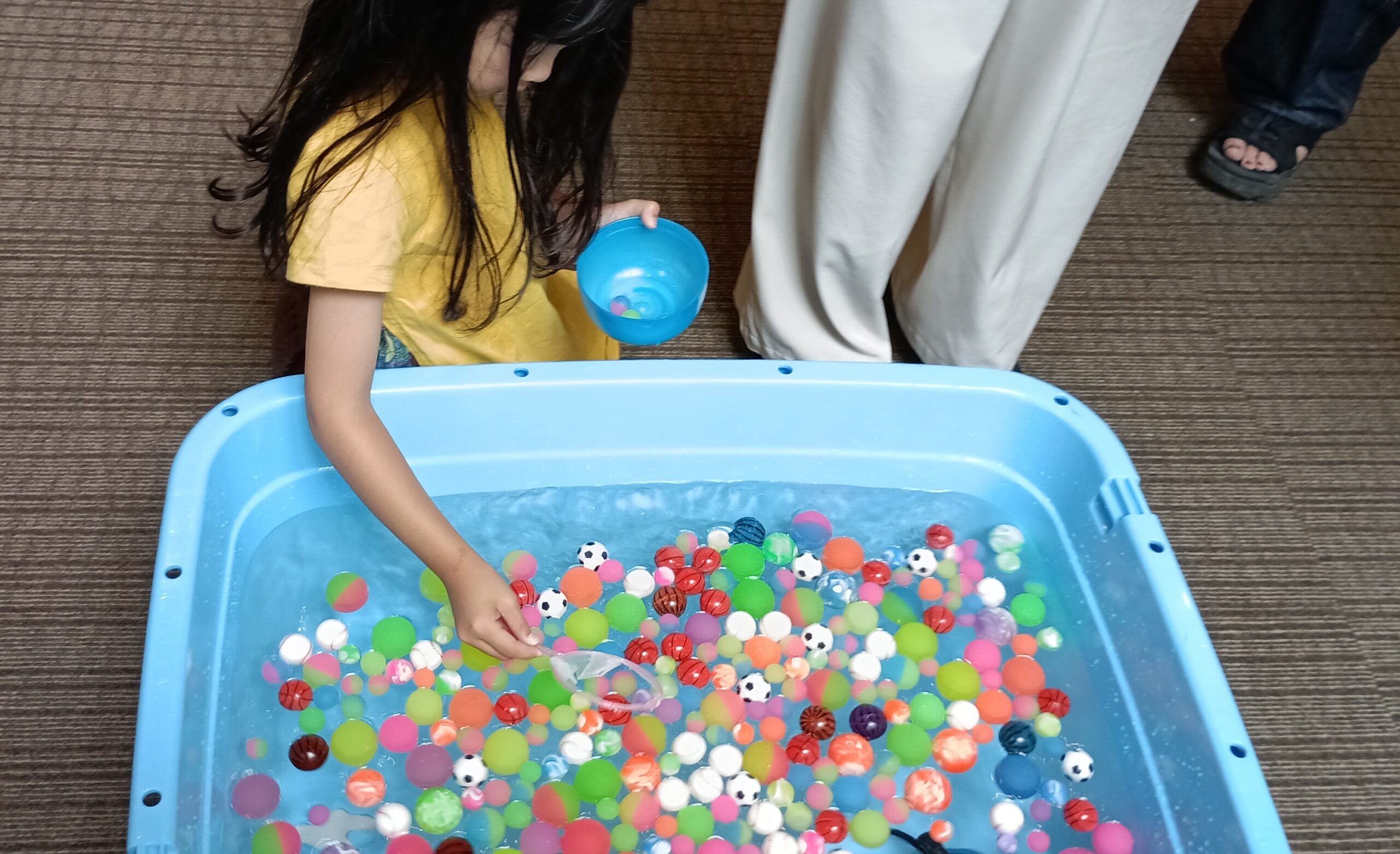 大江本家のお子様縁日のスーパーボールすくい