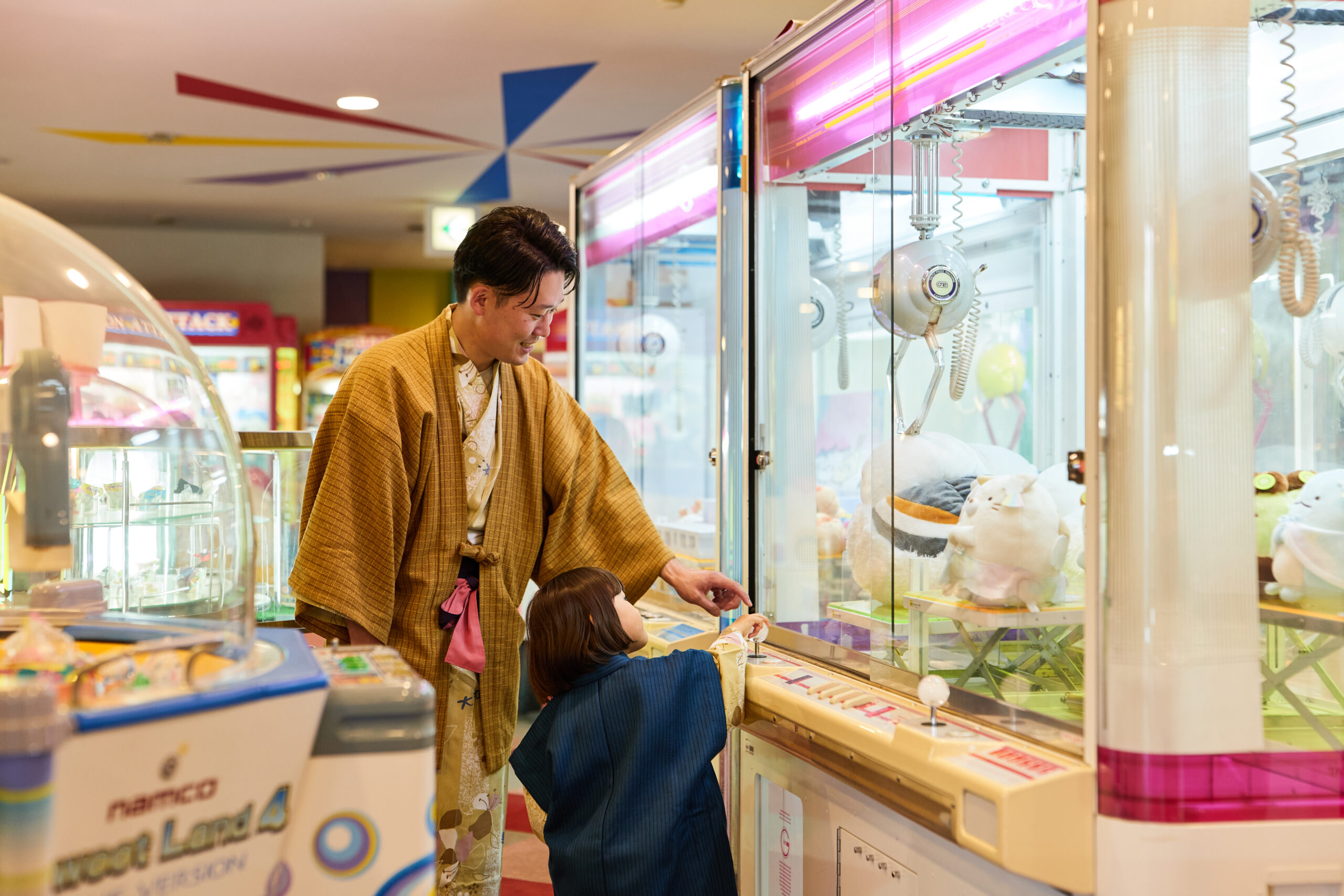 大江本家のゲームコーナーで遊ぶ親子