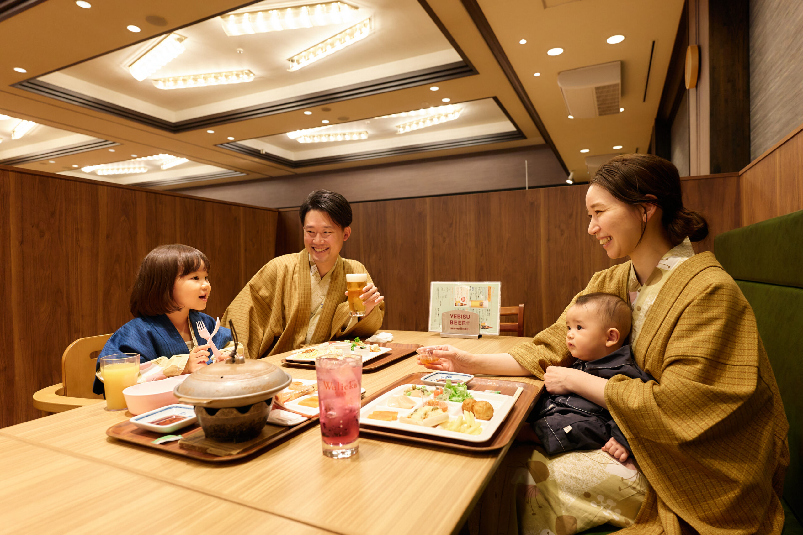 大江本家のレストランで夕食を楽しむご家族