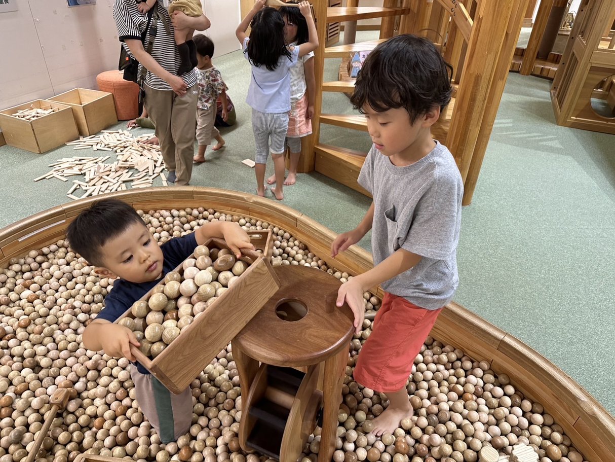 果夢林ワールドの木製遊具で遊ぶ子どもたち